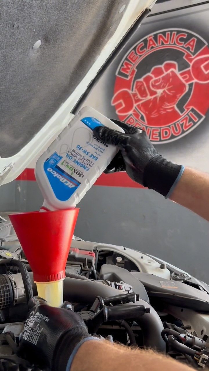 Troca de óleo do motor com a marca da Beneduzi ao fundo