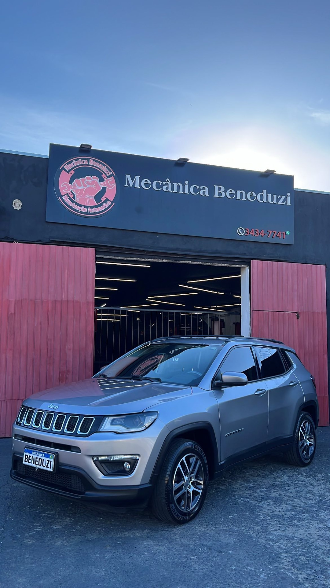 Fachada da Mecânica Beneduzi em Viamão, com veículo atendido em frente à oficina