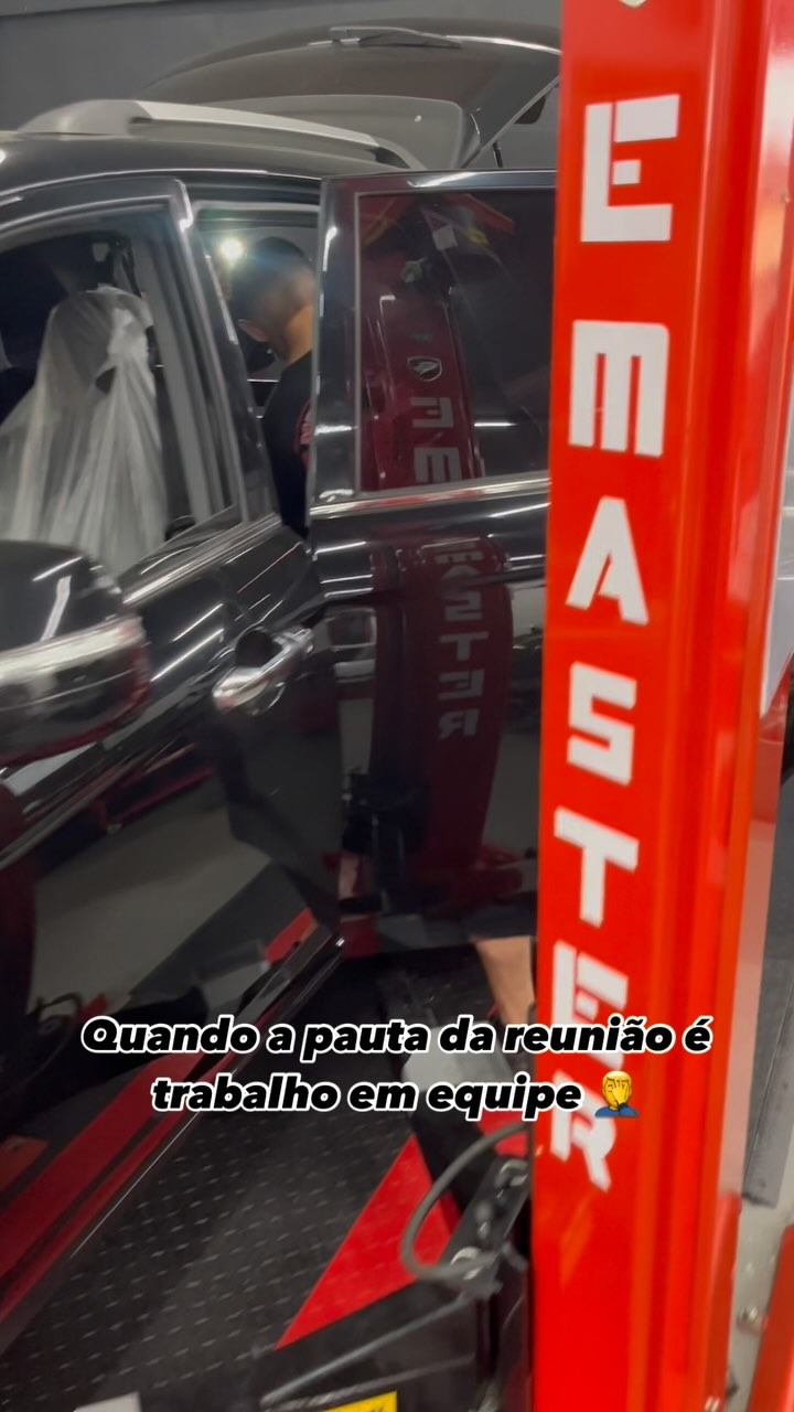 Equipe trabalhando em equipe em veículo elevado