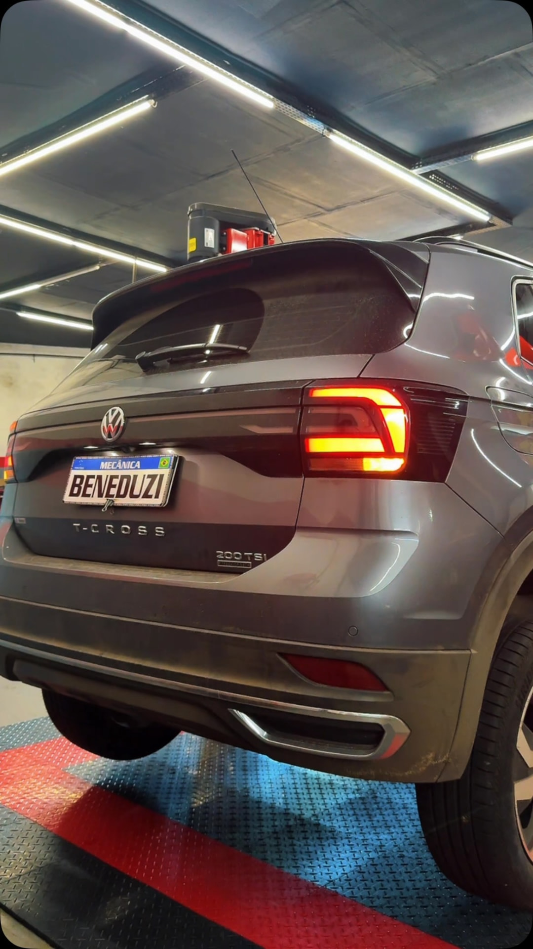 SUV elevado para manutenção na oficina