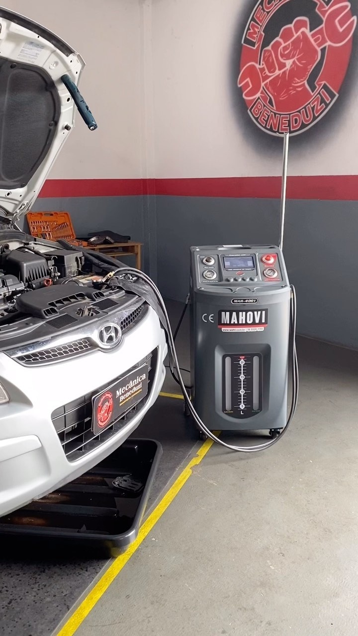 Serviço no sistema de arrefecimento com equipamento específico